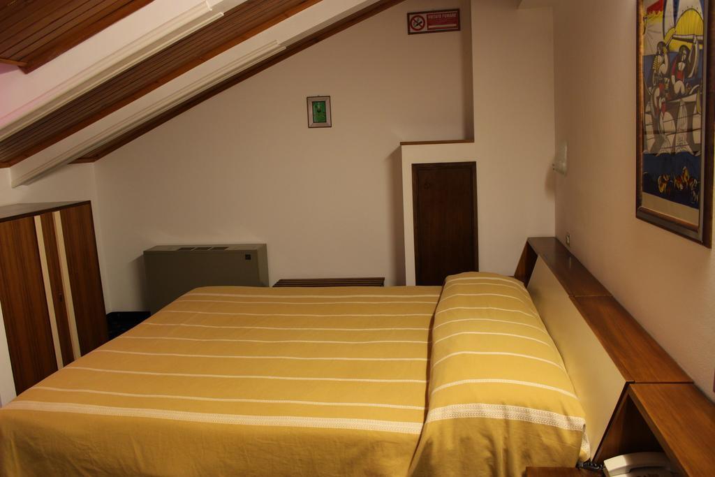 Hotel Pinolo Γκούμπιο Δωμάτιο φωτογραφία