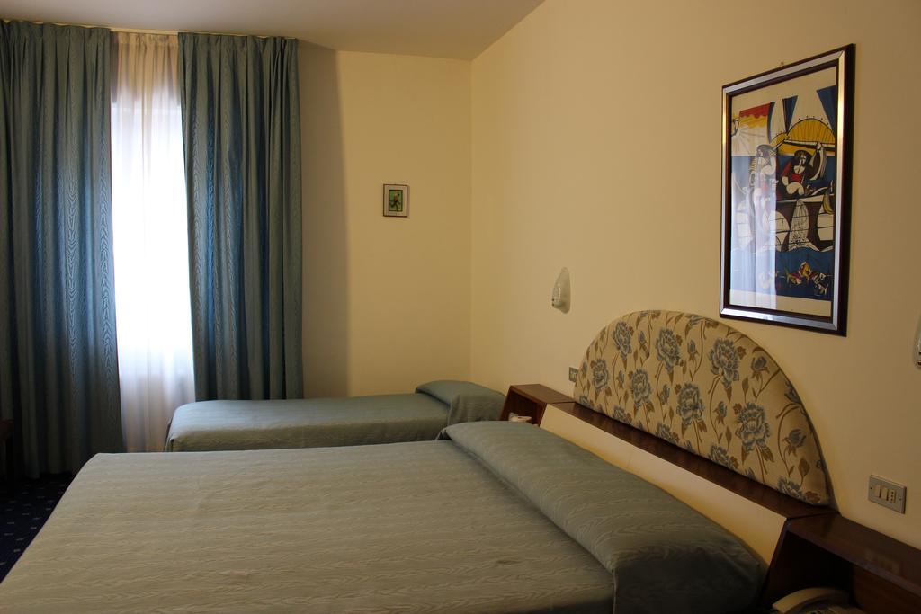 Hotel Pinolo Γκούμπιο Εξωτερικό φωτογραφία