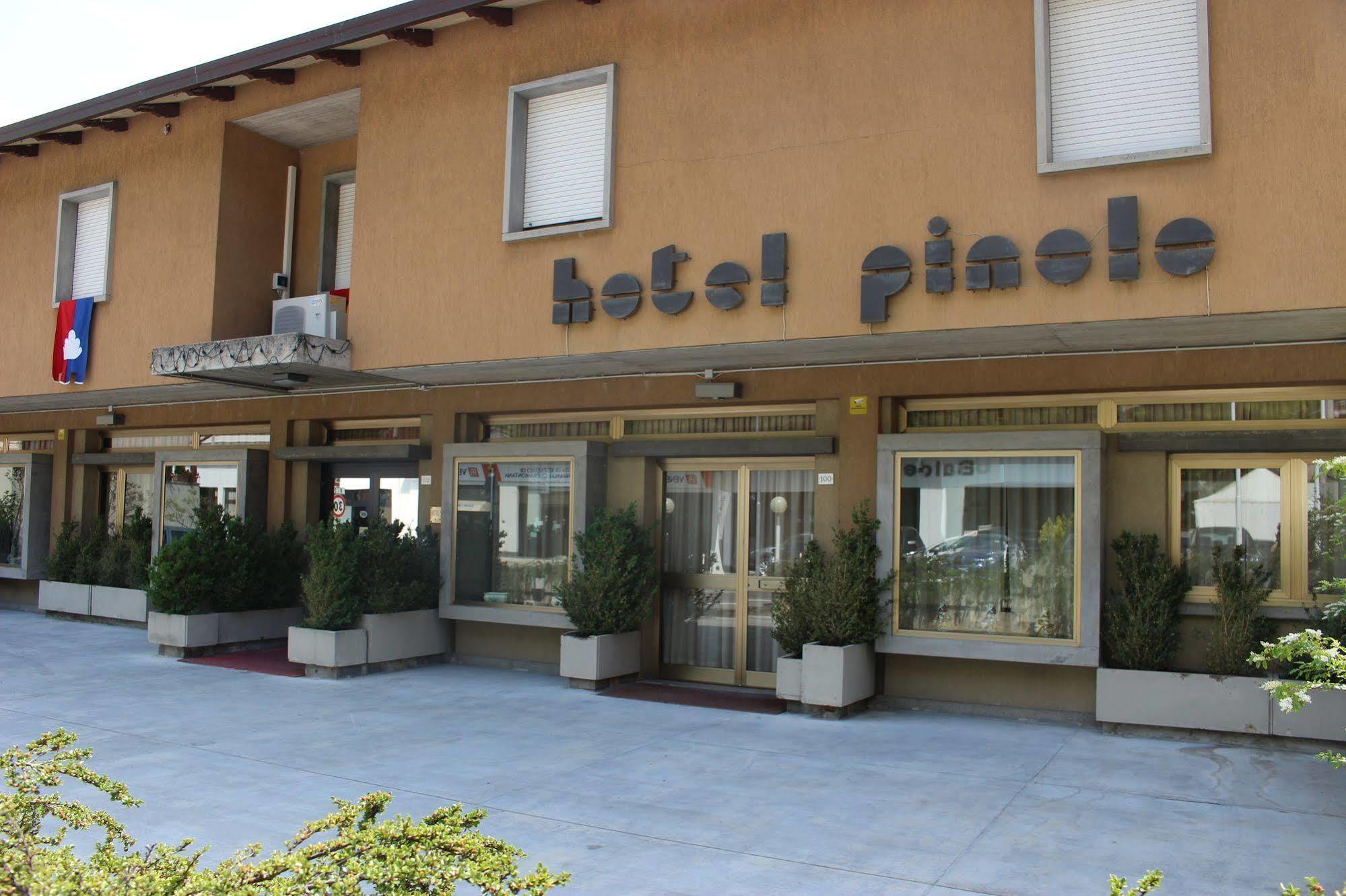 Hotel Pinolo Γκούμπιο Εξωτερικό φωτογραφία