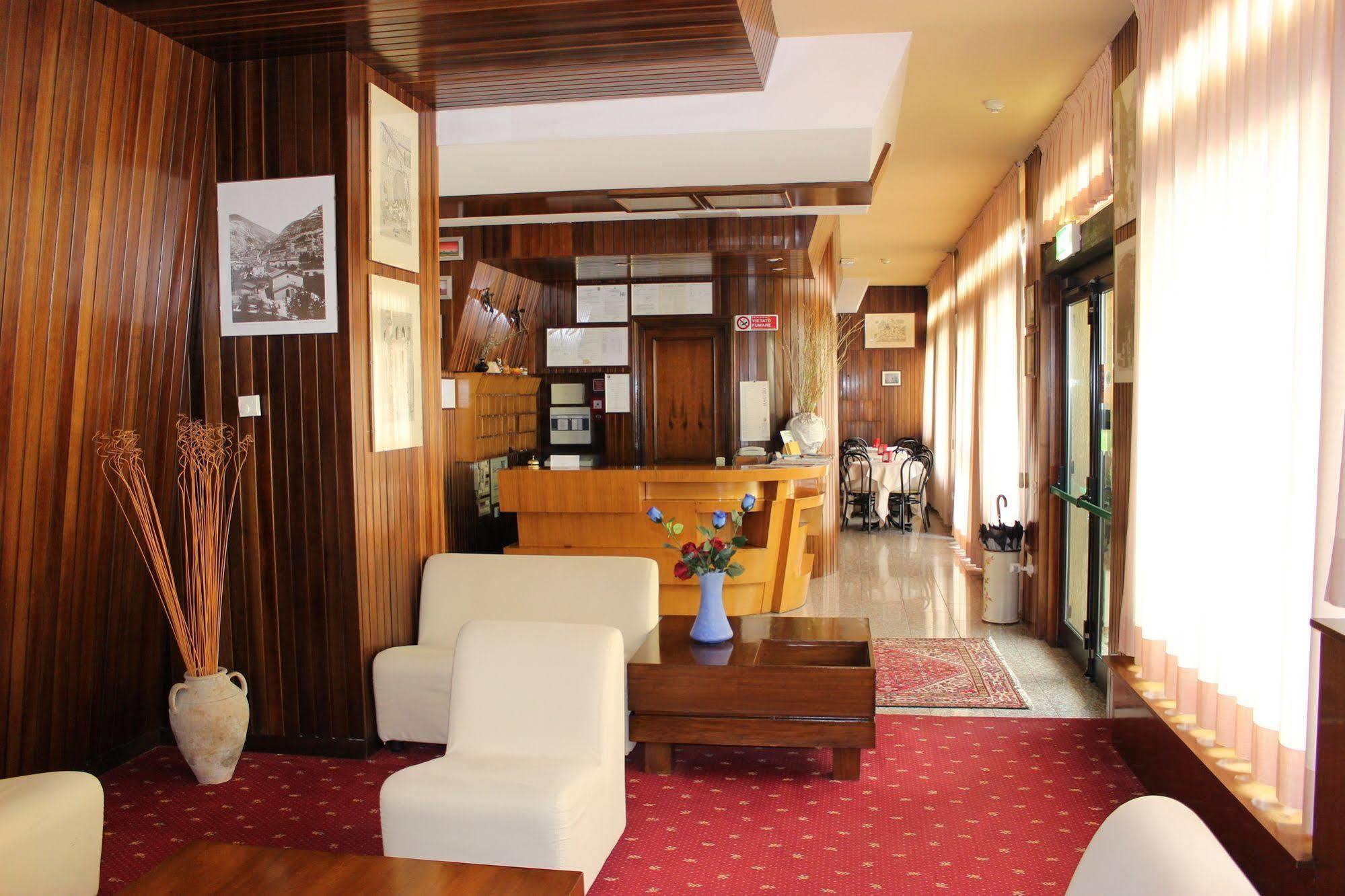 Hotel Pinolo Γκούμπιο Εξωτερικό φωτογραφία