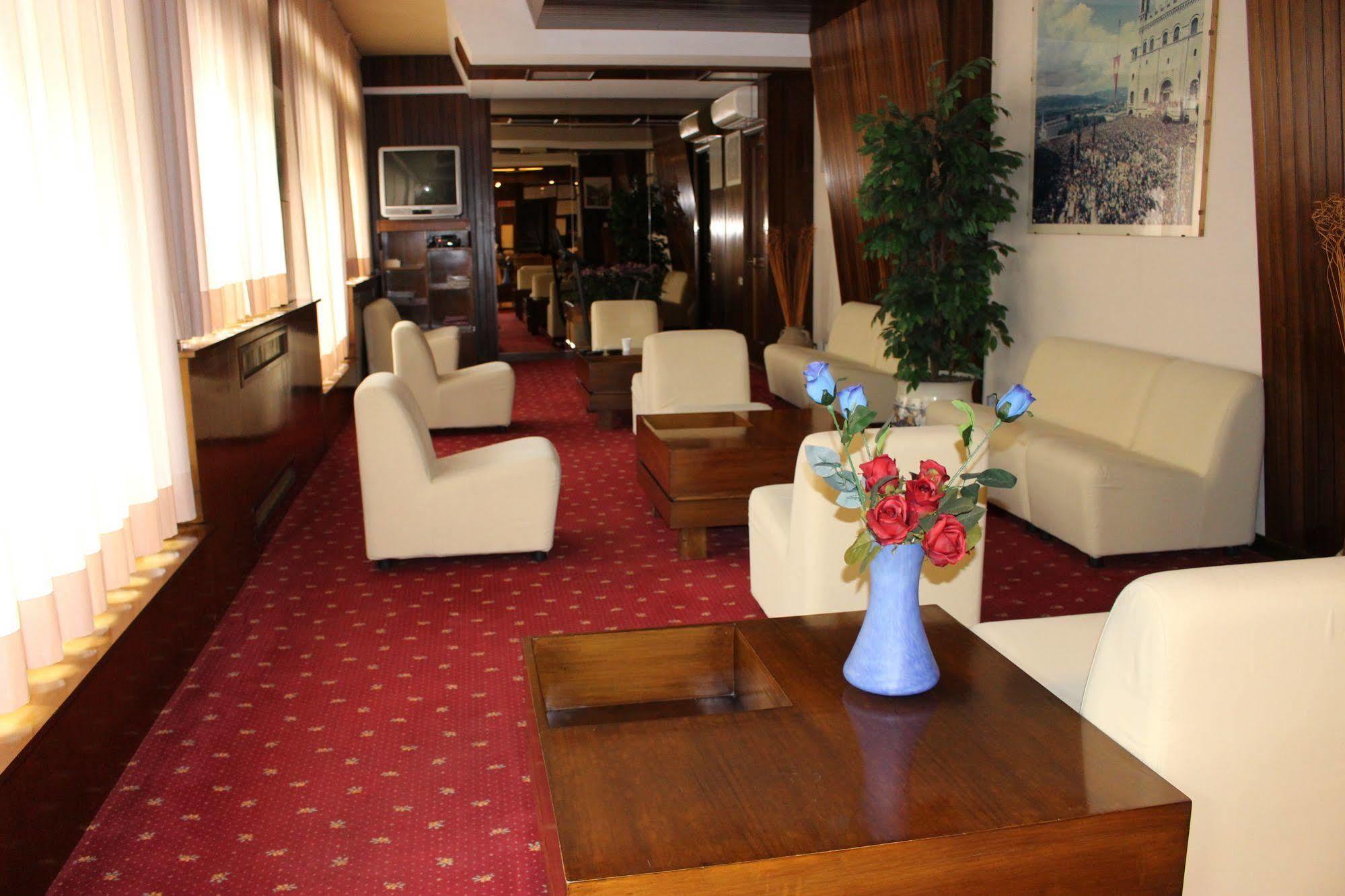 Hotel Pinolo Γκούμπιο Εξωτερικό φωτογραφία