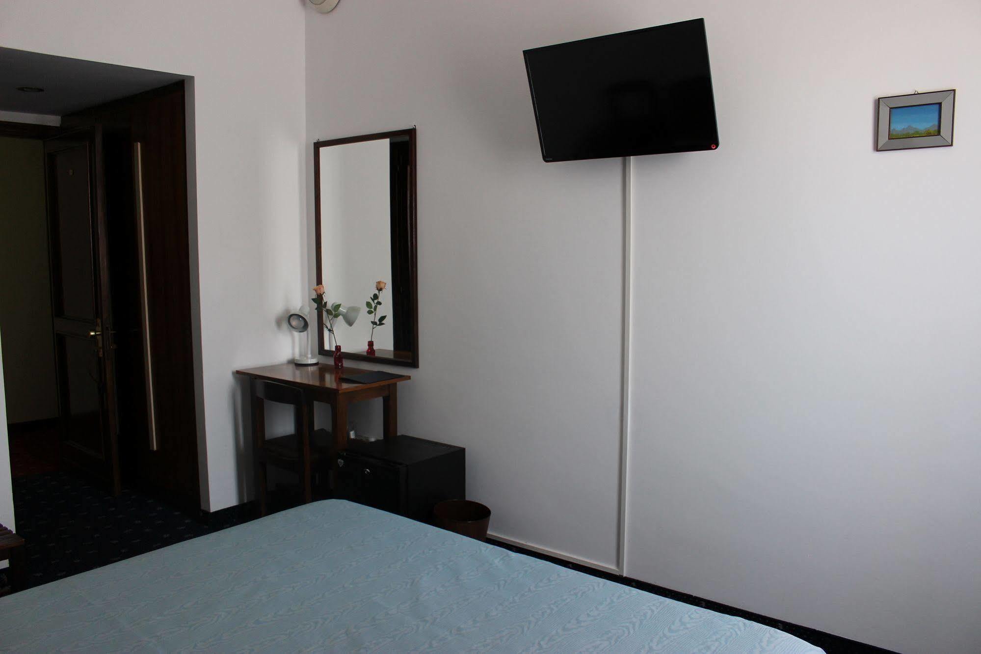 Hotel Pinolo Γκούμπιο Εξωτερικό φωτογραφία