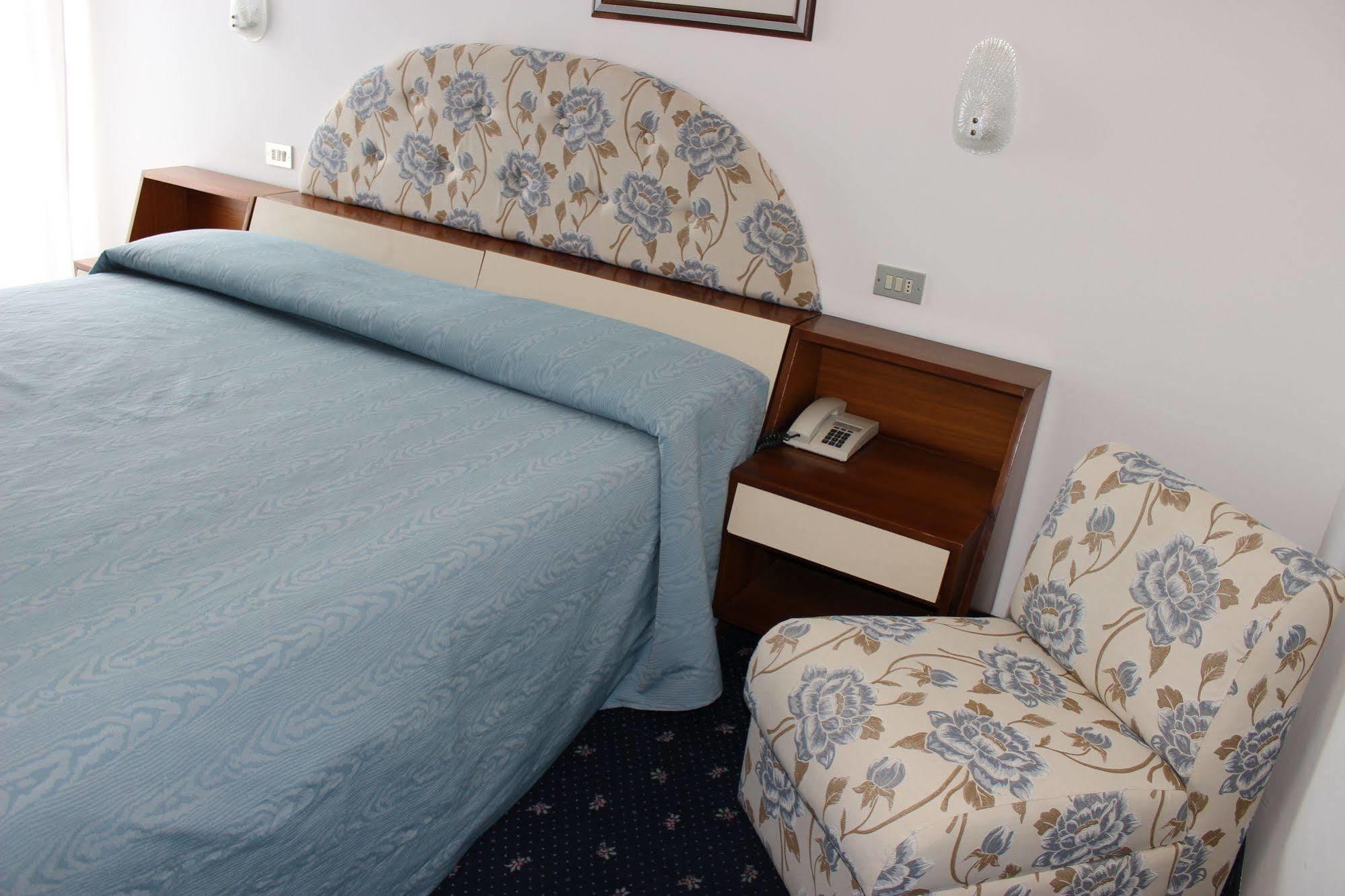 Hotel Pinolo Γκούμπιο Εξωτερικό φωτογραφία