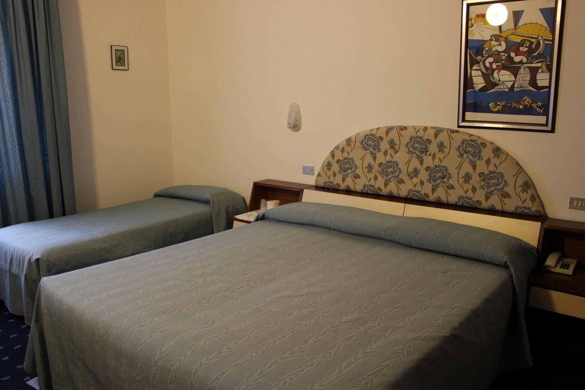 Hotel Pinolo Γκούμπιο Εξωτερικό φωτογραφία