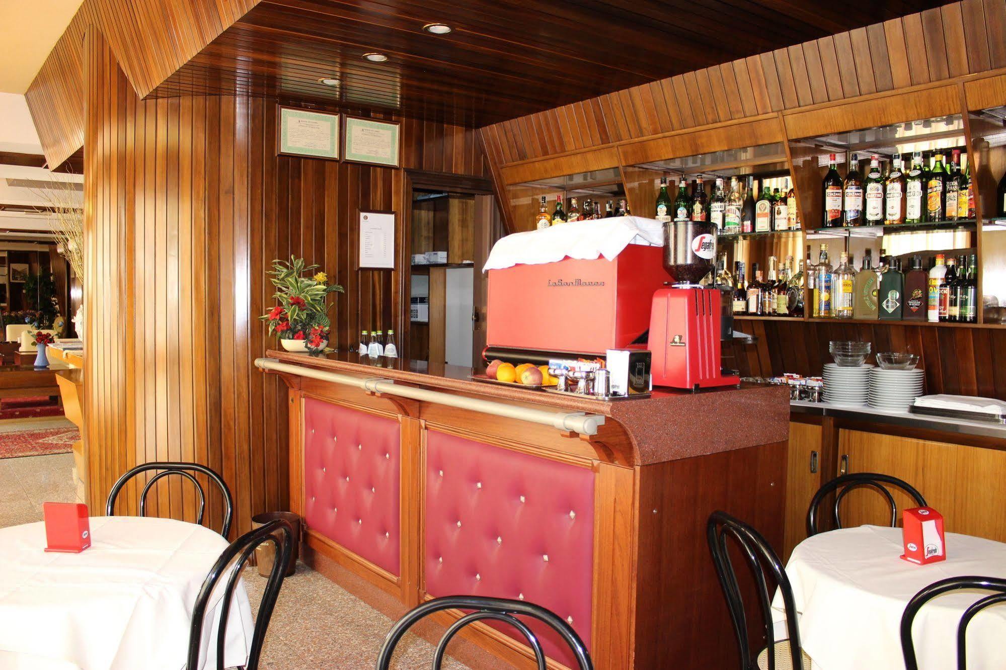 Hotel Pinolo Γκούμπιο Εξωτερικό φωτογραφία